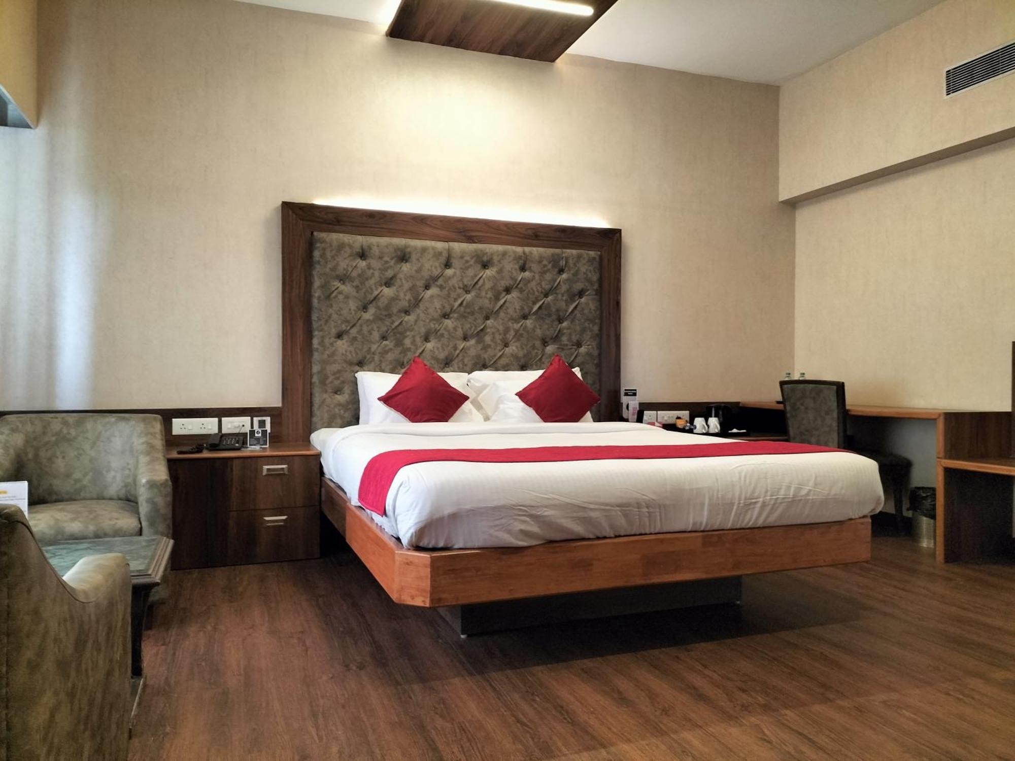 Zip By Spree Hotels Surabi International Веллуру Экстерьер фото